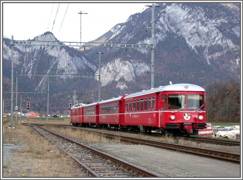 Regionalzug mit Steuerwagen 1714 bei der Einfahrt in Rh�z�ns. Dieser Zug pendelt einmal st�ndlich zwischen Schiers und Rh�z�ns, wo Anschluss an die Busse Richtung Domleschg und an die Luftseilbahn nach Feldis besteht. (25.11.2006)