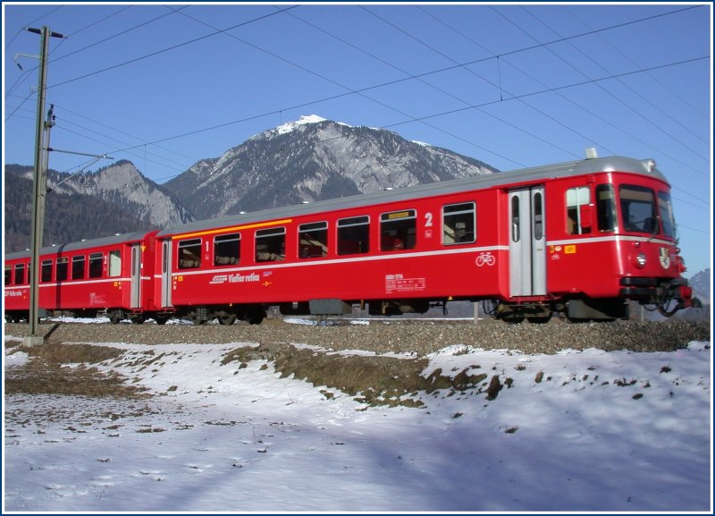 Regionalzug mit Steuerwagen 1716 zwischen Reichenau-Tamins und Bonaduz vor dem Taminser Calanda. (31.01.2007)