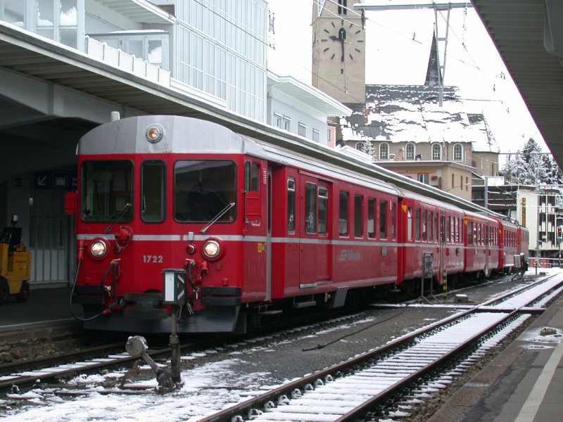 Regionalzug mit Steuerwagen 1722 nach Filisur wartet auf die Abfahrt in Davos Platz. (03.10.2005 und bereits Schnee)