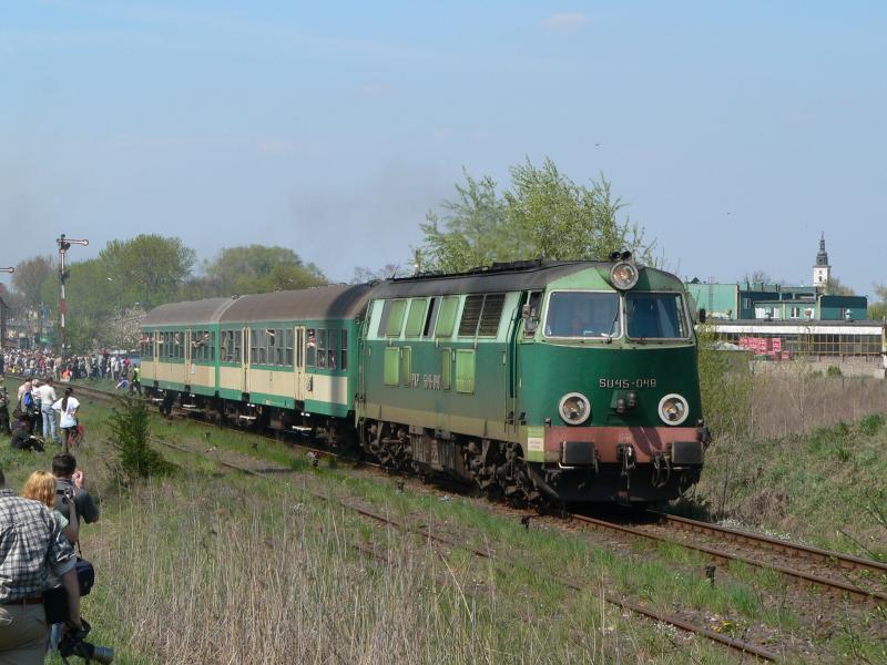 Regionalzug mit SU45-048 am 30.4.05 in Wolsztyn. An diesem Tag fand die alljhrliche Dampflokparade statt.