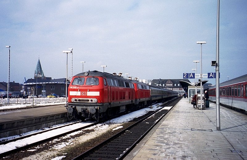 Regionalzug mit zwei 218 in Westerland (Sylt) am 23. Mrz 2001