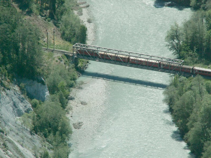 Regionalzug nach Chur auf der Rheinbrcke bei der Station Versam-Safien.21.05.07