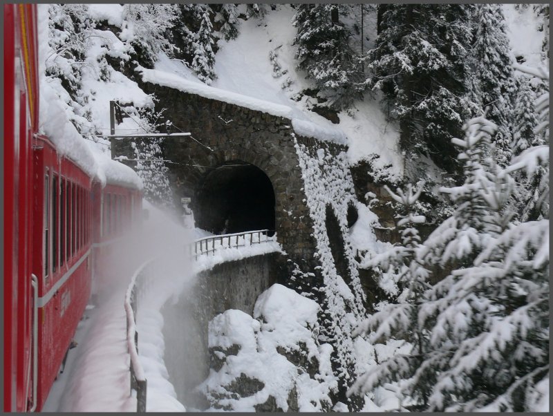 Regionalzug nach Filisur in Davos Monstein am Eingang zur Zgenschlucht. (12.11.2007)