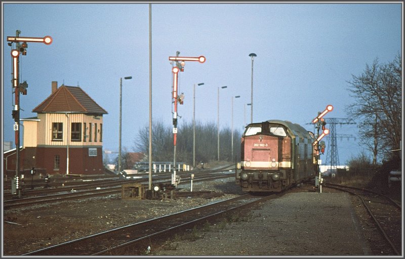 Regionalzug nach Halberstadt hat Ausfahrt aus Wernigerode. (Archiv 12/94)