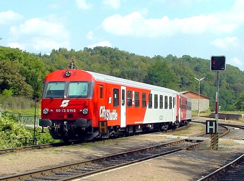 Regionalzug Richtung Feldbach bei der Ausfahrt aus dem Bahnhof Lanitzhhe am 6.9.2003 mittags