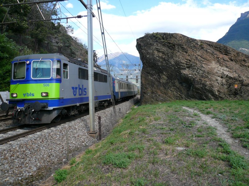 Regionalzug in Richtung Kandersteg fhrt am 16.8.2007 auf der Sdrampe oberhalb von Brigerbad