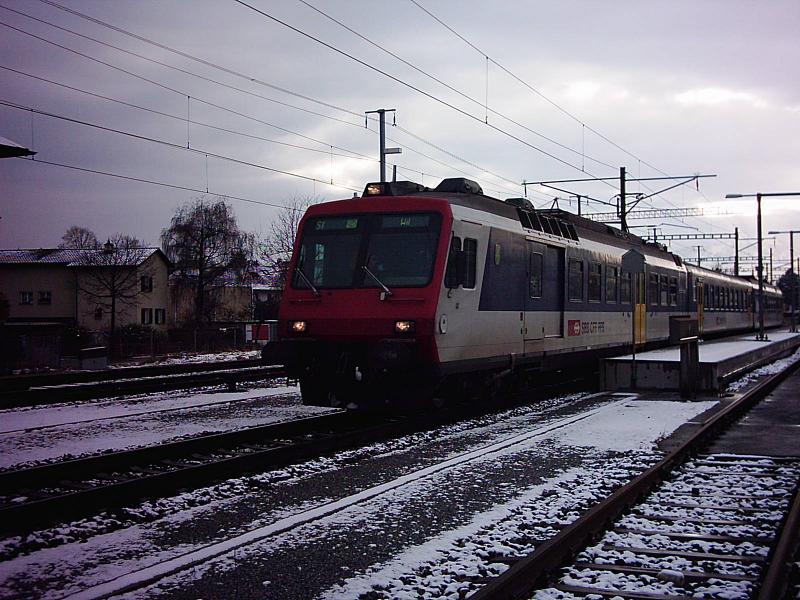 Regionalzug S1 von Altsttten nach Wil am 29.12.04 bei der Ausfahrt aus Heerbrugg (SG).