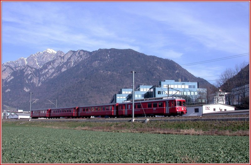 Regionalzug westlich von Chur mit Mittenberg und verschneitem Montalin 2266m/.M. (12.03.2007)