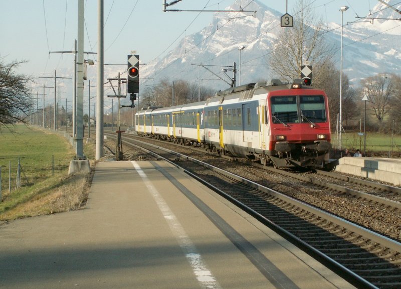 Regionalzug Ziegelbrcke-Chur am 15.12.07 bei der Einfahrt in Maienfeld