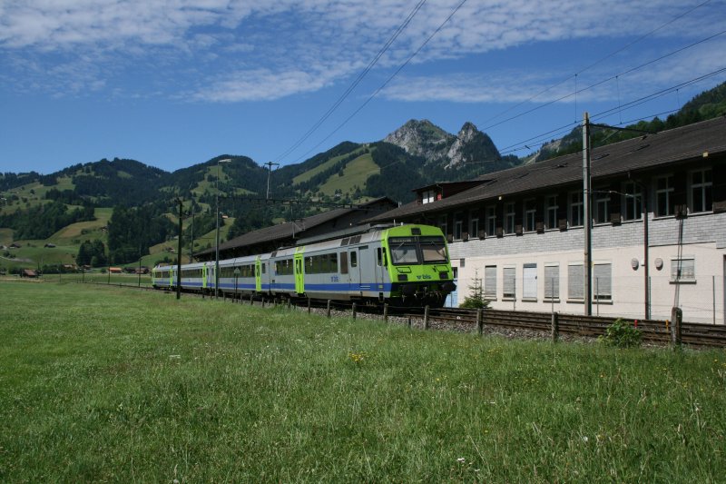 Regionalzug Zweisimmen - Spiez mit RBDe 565 unterwegs bei Boltigen am 5.7.2008. 