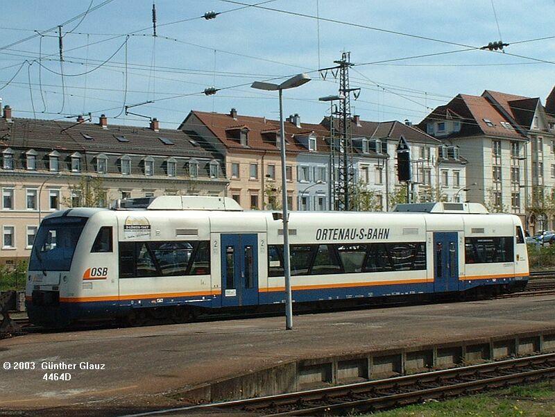 Regioshuttle der OSB am 14.04.2003 in Offenburg Hbf. Die Triebwagen fahren die Strecken Offenburg - Bad Griesbach, Haussach und Kehl sowie Achern - Ottenhfen.