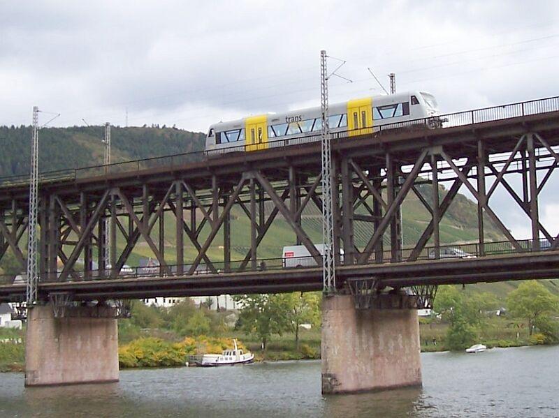 RegioShuttle der TransRegio-Bahn am 18.10.2004 auf der kombinierten Eisenbahn-Strassen-Brcke ber die Mosel bei Bullay, Strecke Koblenz - Trier. 