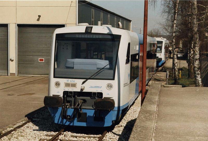 Regioshuttle VT 414 der Tlesbahn im April 2000 in Neuffen.