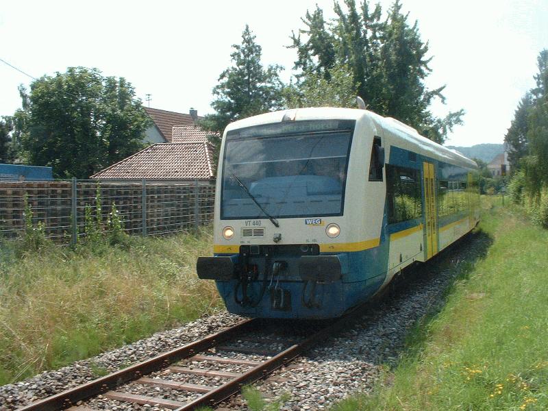 Regioshuttle VT 440  Wiesel  der Wieslauftalbahn (WEG) vor der Einfahrt in die Endhaltestelle Rudersberg Nord am 27.07.2002