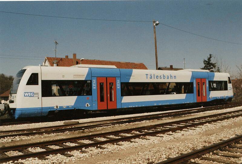 Regioshuttle VT 441 der Tlesbahn im April 2000 in Neuffen, bereits mit Klimaanlage, anderer Beschriftung, aber noch mit anderen Farbdesigne wie heute. Von dieser Ausfhrung standen an diesen Tag 4 Stk. im BW Neuffen.