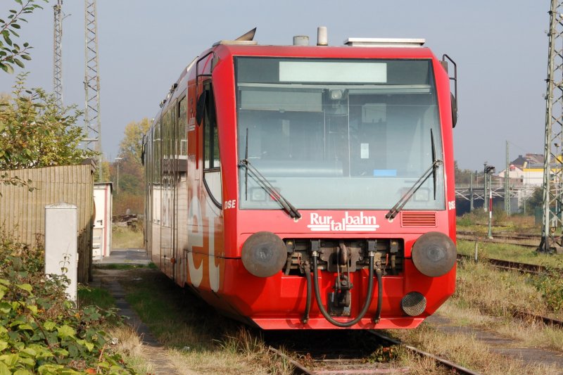 Regiosprinter 6.005.1 der Rurtalbahn abgestellt in Dren am 11.10.2007. Das fahrzeug ist in knalligem rot lackiert und mit Werbung einer Bekleidungsfirma in Huchem-Stammeln (bei Dren)  versehen. Es handelt sich bei der Gestaltung dieses RegioSprinters um eine Besonderheit. Die anderen RegioSprinter  der Rurtalbahn sind in blau/wei lackiert.
