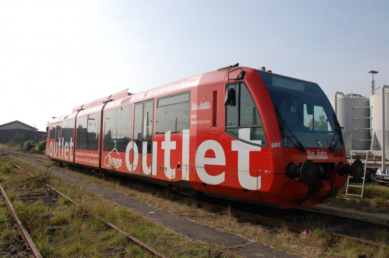 Regiosprinter 6.005.1 der Rurtalbahn abgestellt in Dren am 11.10.2007. Das Fahrzeug ist in knalligem rot lackiert und mit Werbung einer Bekleidungsfirma in Huchem-Stammeln (bei Dren)  versehen.