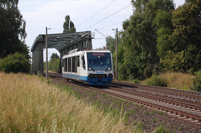 Regiosprinter der Ruhrtalbahn am 01.07.2009 nach berquerung der Mittellandkanalbrcke bei Peine