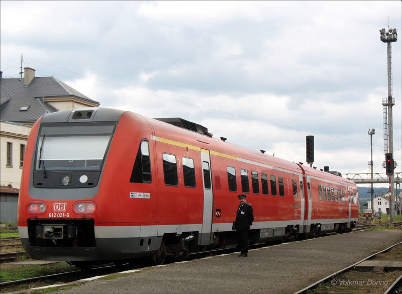 RegioSwinger 612 021 angekommen in Liberec (Reichenberg) als RE 17021 aus Dresden, daneben der CD-Schaffner, der ab Grenze Zittau die Zugbegleitung bernommen hat - 07.07.2007 
