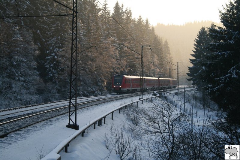 Regioswinger 612 582-7 fhrt bei wunderbaren Winterwetter am frhen Abend des 11. Januar 2009 die Frankenwaldrampe hinauf. Die Aufnahme entstand kurz vor den Bahnhof Steinbach am Wald.