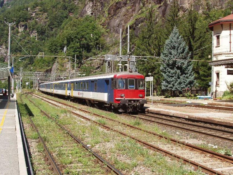 Regiozug nach Brig in Iselle Bahnbilder.de