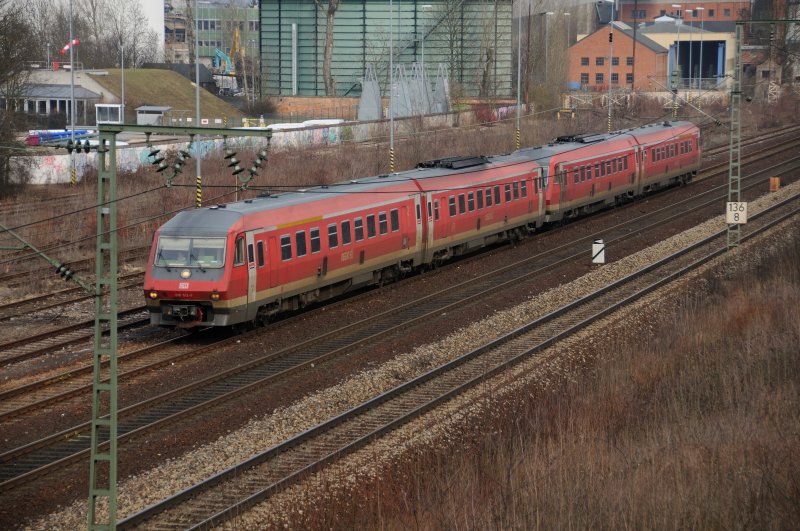Reichlich mitgenommen bzw. ungepflegt strebt eine Doppelgarnitur der BR 610 Regensburg Hbf zu. (14.03.09).