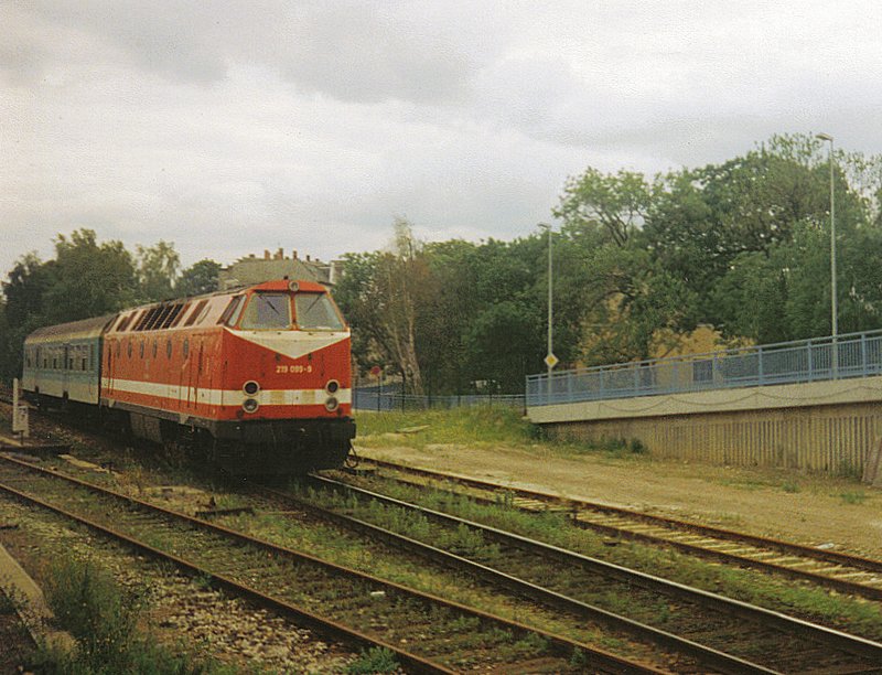 Reichlich bermotorisiert erreicht 219 099-9 mit ihrer RB 6380 (Meltheuer-Gera Hbf)den Haltepunkt Gera Sd. Bild von September 1998.