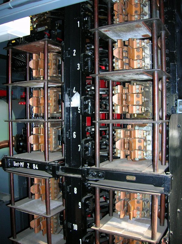 Rein mechanisch angetriebenes offenes Nockenschaltwerk der     E44 002 im DB-Museum Koblenz. Funktionsweise: Dreht der Lokfhrer am Handrad, das sich auf dem Fhrerstand befindet, treibt er ber verschiedene Wellen und Ketten das Schaltwerk an. Die Klauen schlieen und  ffnen nacheinander. Um ruckeliges weiterbeschleunigen zu vermeiden besitzt die Lok noch einen Feinregler der hier nicht zusehen ist. Er sorgt dafr das die Fahrstufen nicht pltzlich sondern etwas sanfter hochgeschaltet werden. Dieser wird dann ebenfalls mit angetrieben. 
(Ein Bild des Feinreglers werde ich in krze einstellen.)