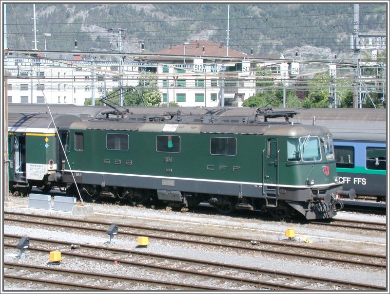  Reinrassige  Re 4/4 II in grner Farbgebung werden immer seltener. Hier wartet die 11158 im Rangierbahnhof Chur mit dem Anschluss IC (drei Wagen) des BerninaExpress auf die Rckfahrt nach Zrich. (20.06.2007)