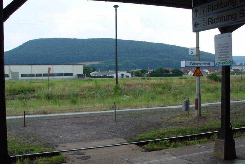 Reisendensicherung im Bahnhof Grimmenthal! Man hlt es fr einen schlechten Scherz, aber es ist Realitt. Die Kette soll die Reisenden daran hindern vom Bahnsteig 1(im Vordergrund) zum Bahnsteig 2(im Hintergrund) zu gelangen!!! Bei Zugkreuzungen (finden brigens stndlich statt) fhrt der erst einfahrende Zug nach Gleis 1 ein, anschlieend hngt das Zugpersonal die Kette aus. Nun drfen die Reisendenen den Bahnsteig 2 betreten... Ist der Gegenzug im Gleis 2 eingefahren, steigt dort wiederum das Zugpersonal aus und hngt die Kette wieder ein. Wir schreiben das Jahr 2006 und das ist Bahnalltag in Deutschland bzw. Sdthringen! Traurig... traurig...