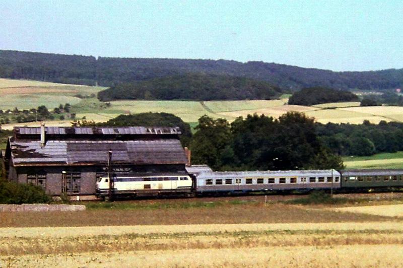 Reisezug aus Wetzlar bei Einfahrt in Grvenwiesbach, 1. Hlfte der 1980iger Jahre.
