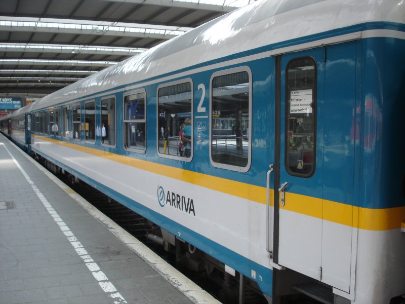 Reisezugwagen des ALEX nach bzw. aus Regensburg im Mnchener Hauptbahgnhof am 26.07.2008 gegen 11.55 Uhr