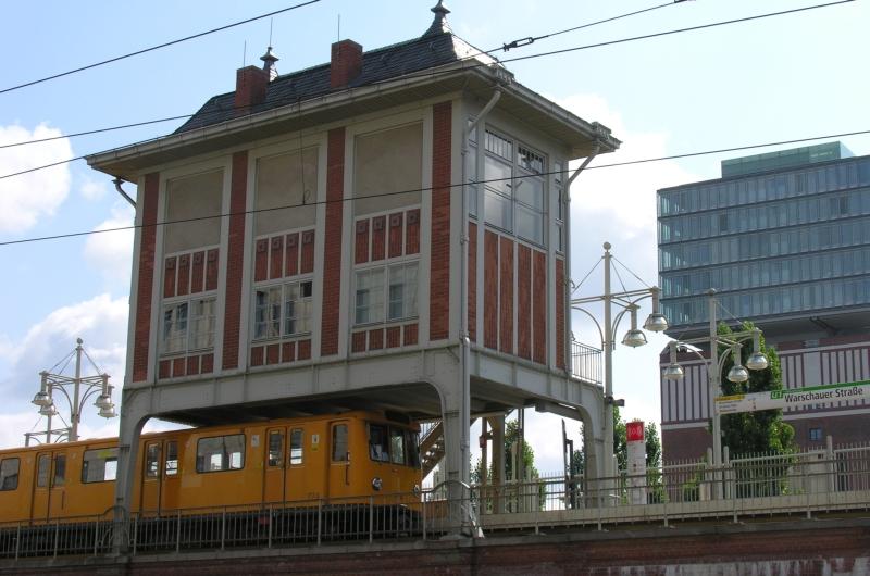Reiterstellwerk mit U-Bahn in Berlin Warschauer Strae am 16.7.2005
