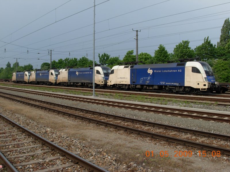 Rekordverdchtig: gleich vier Taurus-Lokomotiven der Wiener Lokalbahnen AG am Tag der Arbeit auf dem Donauuferbahnhof in Wien.