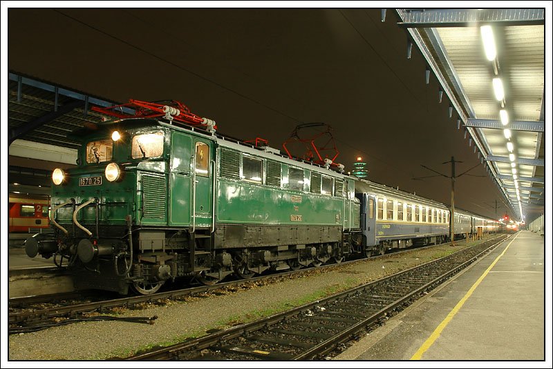 Relativ selten ist 1670.25 vor Sonderz�gen im Einsatz. Am 9.12.2007 bespannte sie von Wien aus einen Sonderzug nach Retz und wieder retour. Die Aufnahme entstand bei der Ankunft des Sonderzuges am Zielendbahnhof Wien S�dbahnhof-Ostseite als R 16023