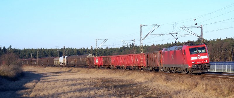 Relativ unfotogen zeigt sich die KBS 700 von Mannheim ber Schwetzingen und Graben-Neudorf nach Karlsruhe. Eine der wenigen Stellen befindet sich bei Waghusel, welche 185 010-6 Anfang Februar 2008 mit ihrem langen Gterzug gen Karlsruhe durchfhrt.