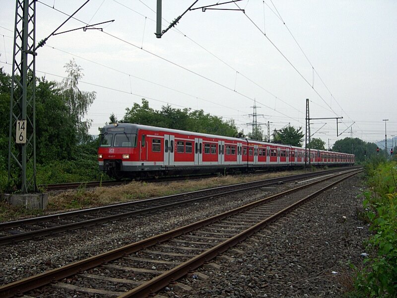 Remsbahn 2004 - Beim Warten auf einen Extrazug schiebt sich am 07.08.2004 der 420 422-8 und ein weiterer Triebwagen dieser Baureihe bei Endersbach ins Bild. Die beiden Triebwagen sind als S2 nach Filderstadt unterwegs.