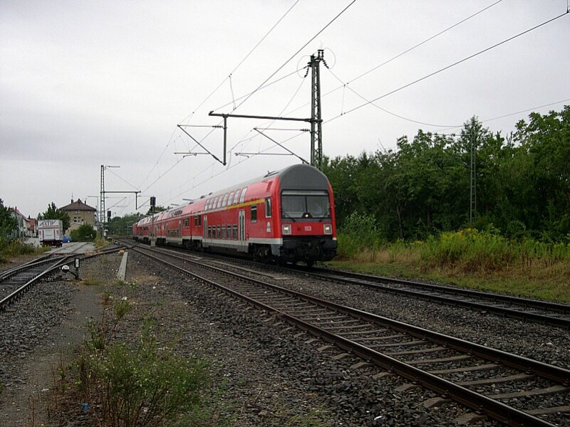 Remsbahn 2004 - Bis auf eine Ausnahme sind die Einstze von Doppelstockwagen auf der Remsbahn Geschichte. Die Wagen hier im Bild kamen 1994 aus Dresden leihweise nach Stuttgart und wurden hier als RE nach Tbingen eingesetzt was sogar im Fahrplan besonders vermerkt wurde! Spter wanderten sie dann auf die Remsbahn ab. Im Dezember 2006 wurden die 12 DBuz und 3 DABuzf auf  z  gestellt und wenig spter ganz ausgemustert.
Am 14.08.2004 ist dieser Doppelstockzug als RE 19433 bei Endersbach unterwegs nach Aalen.