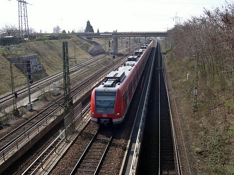 Remsbahn 2005 - Der 423 029-8 ist am 03.05.2005 als S3 von Stuttgart Vaihingen unterwegs nach Backnang, als er das �berwurfbauwerk zwischen Fellbach und Waiblingen passiert. Mit dem Bau der Stuttgarter S-Bahn wurden hier die Gleise  entflechtet , so das nun kreuzungsfreie Fahrten von Fellbach nach Backnang und von Schorndorf nach Fellbach m�glich sind. Ganz rechts und das Gleis auf der Zug f�hrt, sind die Gleise der Murrbahn nach Backnang. Links neben dem Zug, im Graben, befindet sich das Streckengleis Schorndorf-Fellbach, welches unter dem Streckengleis Fellbach-Backnang durchgef�hrt wird.
