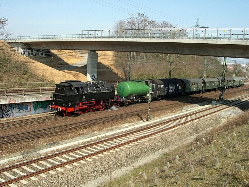 Remsbahn 2005 - Hier kommt am 03.04.2005 der Dampfzug der  Historischen Bahn  aus Waiblingen, mit Fahrtziel Untertrkheim.  Rund um Stuttgart  hie es damals. Normalerweise verkehrt diese Garnitur an einigen Sonntagen im Jahr auf der Wieslauftalbahn zwischen Schorndorf und Rudersberg. Ab dem Jahr 2008 auch wieder bis Welzheim. Das Gleis im Vordergrund ist das 5. Streckengleis zwischen Fellbach und Waiblingen, ber dessen Sinn und Unsinn lange diskutiert wurde und es Um die Jahrtausendwende nun doch endlich gebaut wurde. Mit diesem Gleis knnen nun fliegende berholungen der S-Bahn durch Regional- und Fernzge stattfinden, die beide die Remsbahn benutzen. Alle 2h, immer dann wenn der IC Richtung Nrnberg fhrt und etwas versptet ist, sptestens dann wird der Sinn des Gleises sichtbar. Es hat wesentlich zur Erhhung der Pnktlichkeit der Stuttgarter S2 in Richtung Schorndorf beigetragen. Dieses Gleis wird ausschlielich von der S2 benutzt! 