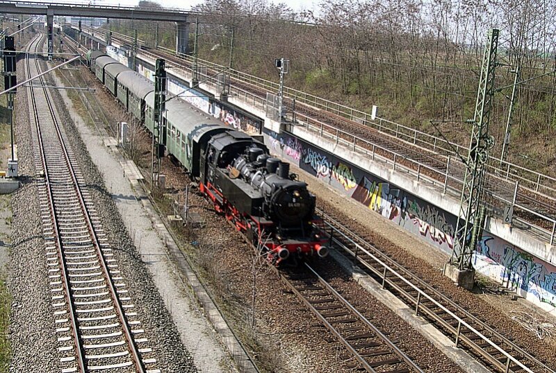 Remsbahn 2005 - Rund um Stuttgart war am 03.04.2005 die  Historische Bahn e.V.  mit ihrer 64 419 unterwegs. Hier kommt der Zug aus Stuttgart und erreicht in Krze Waiblingen. Die Lok wird an das andere Zugsende gesetzt und weiter geht es nach Untertrkheim. Nach einem nochmaligen Umsetzen der Lok fhrt der Zug nach Kornwestheim.