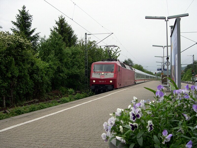 Remsbahn 2006 - Auch EC 65 Mnchen-Paris war am 01.06.2006 vom Personenunfall bei Ulm betroffen und wurde ber Donauwrth und Aalen umgeleitet. Mit fast 3h Versptung durcheilt er hier, mit 120 117 an der Spitze und 101 101-4 am Schluss den Bahnhof Endersbach an der Remsbahn.