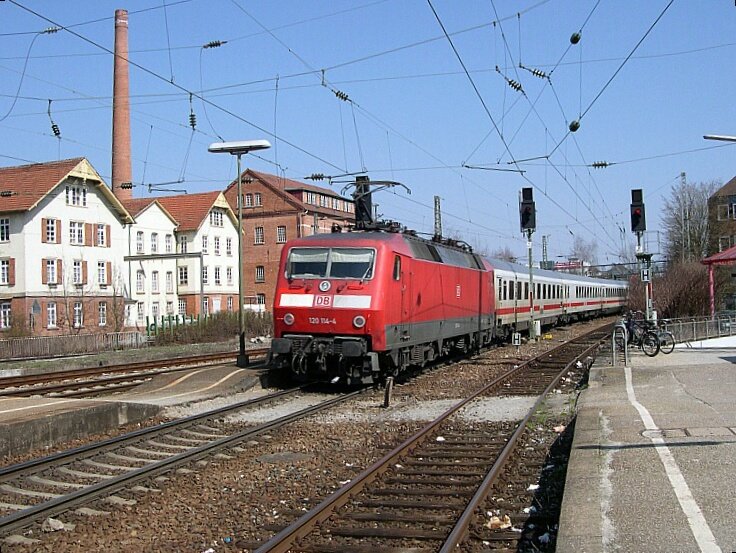 Remsbahn 2006 - Die Daimlerstadt Schorndorf im Remstal durchfhrt am 08.04.2006 der IC 2069 Karlsruhe - Dresden ohne Halt. Sehr selten sind jedoch Einstze der BR 120, in diesem Fall 120 114-4, an diesen Zgen.