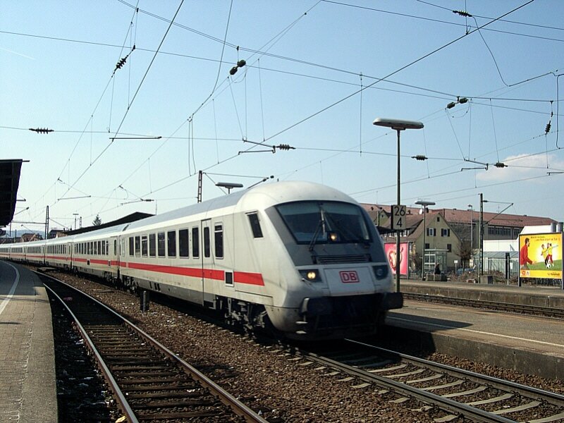 Remsbahn 2006 - Die Daimlerstadt Schorndorf im Remstal durchfhrt am 08.04.2006 der IC 2069 Karlsruhe - Dresden ohne Halt. Am Schluss schiebt 120 114-4.
