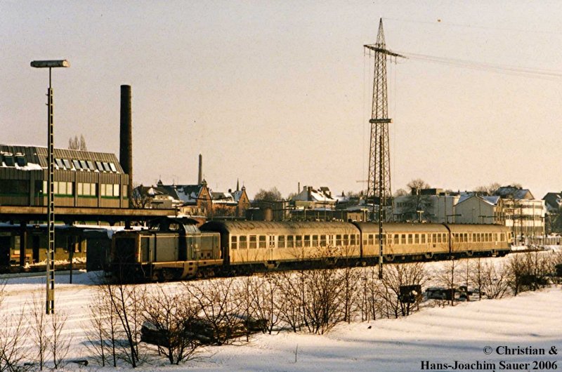 Remscheid Lennep im Winter des Jahrs 1991.
Sowohl die 212 als auch die Silberlinge gibt es hier leider nicht mehr.  
Heute fahren hier nur noch VT 628. 
Das  Gebude der ehem. Lokleitung in Hhe des Steuerwagens ist ebenfalls verschwunden.


