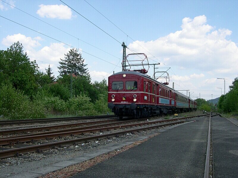 RemsTOTAL 2007 - Die Schienen-Verkehrsgesellschaft Stuttgart (SVG) schickte zum Anla  RemsTOTAL-Genuss am Fluss  ihren Triebwagen ET 65 ins Rennen. In der Mitte des Zuges war der Barwagen der SVG eingereiht, der als Fahrradwagen herhalten musste. Hier fhrt der Zug am 06.05.2007 in Endersbach ein.