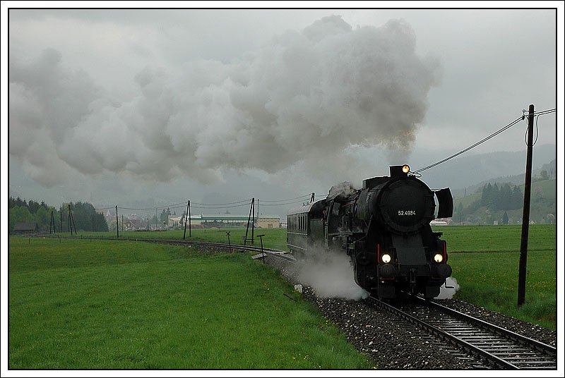 Ren� Pansi habe ich diese Serie zu verdanken. Urspr�nglich wollte ich wegen der schlechten Witterung am 4.5.2007 nicht fotografieren gehen, aber er hat mit dazu �berredet, was ich im Nachhinein nicht bereue. Kalt war es, und wegen dem starken Regen bereits v�llig durchn�sst, warteten wir am Obdacher Sattel auf die Ausfahrt des LPz 32171 von Zeltweg nach Wolfsberg in K�rnten. Grund der Fahrt: 52.4984 bespannte am 5.5.2007 einen Sonderzug von Wolfsberg nach Jesenice (SLO)