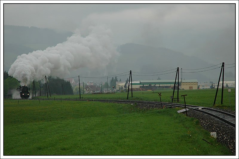 Ren� Pansi habe ich diese Serie zu verdanken. Urspr�nglich wollte ich wegen der schlechten Witterung am 4.5.2007 nicht fotografieren gehen, aber er hat mit dazu �berredet, was ich im Nachhinein nicht bereue. Kalt war es, und wegen dem starken Regen bereits v�llig durchn�sst, warteten wir am Obdacher Sattel auf die Ausfahrt des LPz 32171 von Zeltweg nach Wolfsberg in K�rnten. Grund der Fahrt: 52.4984 bespannte am 5.5.2007 einen Sonderzug von Wolfsberg nach Jesenice (SLO)