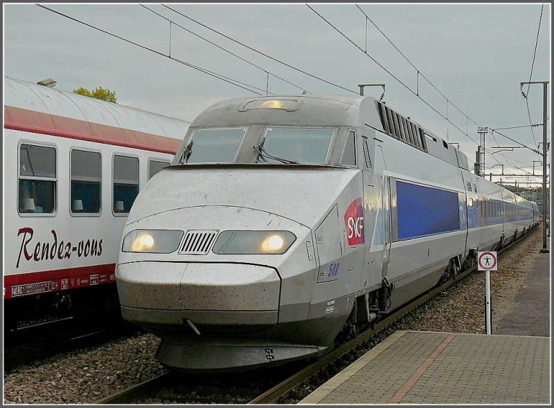 Rendez-vous im Bahnhof von Bettembourg am 04.10.09 zum groen Fest 150 Jahre Eisenbahn in Luxembourg. Der Planverkehr fuhr zu diesem Anlass im Schritttempo durch den Bahnhof, sonst braust der TGV hier durch. (Hans)