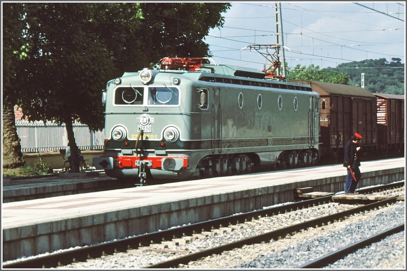 RENFE 7660 mit unverkennbar franzsischem Aussehen in Ripoll. (Archiv 07/84)